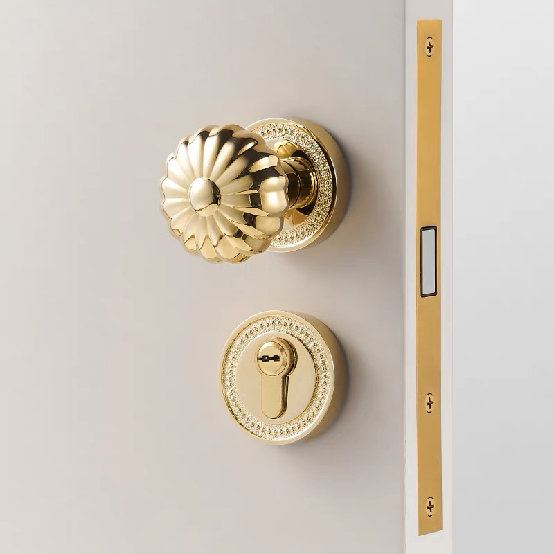 Cùng với thiết kế hình tròn khóa của nên tạo điểm nhấn cho khung cửa nhà bạn