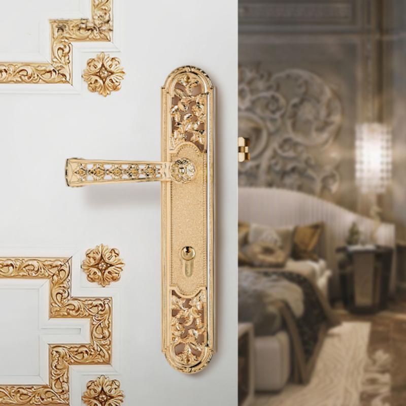 Khóa cửa đồng thau được chạm khắc tinh xảo phù hợp với phong cách cổ điển